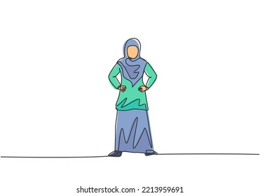 Una línea contínua dibujando a una joven trabajadora árabe parada en la calle pensando en su negocio. Metáfora minimalista o concepto de visión de negocios. Ilustración gráfica vectorial de diseño de líneas simples.