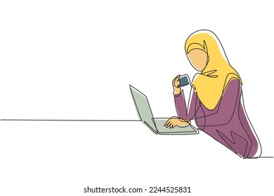 Una línea contínua dibujando a una joven árabe escribiendo código de tarjeta de crédito en un portátil alrededor de la mesa. Estilo de vida digital, comercio electrónico, concepto de pago. ilustración vectorial de diseño de línea única