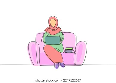 Kontinuierlich eine Linie zeichnen junge arabische Frau mit Laptop auf Sofa sitzend. Freelance, Fernunterricht, Online-Kurse und Lernkonzept. Vektorgrafik-Illustration mit Einzelzeilenzeichnung