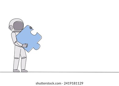 Una línea continua dibujando a un joven astronauta energético caminando sosteniendo un pedazo de rompecabezas en el pecho. El trabajo en equipo lo llevó a recoger pedazos de la superficie de la luna. Ilustración vectorial de diseño de líneas simples