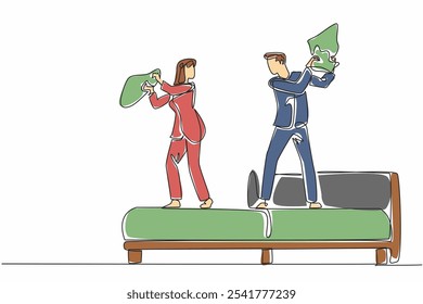 Continua una línea dibujando a una pareja joven en pijama de pie en la cama. Varias formas de aliviar el anhelo. Esposo y esposa se unen. Día Internacional de la Lucha de Almohadas. Ilustración vectorial de diseño de dibujo de línea única