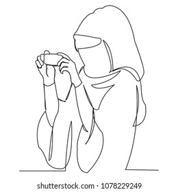continuous single drawn one-line Muslim woman photographs a hand-drawn picture of a silhouette. Line art.