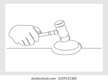 Desenho de esboço de linha única contínuo de mão segurando e batendo golpes de martelo lei de juiz de madeira martelo tribunal advogado uma linha editável eps vetor ilustração	