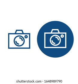 Cámara dibujada por contorno. Opción en un círculo y sin él. Iconos azules vectoriales.