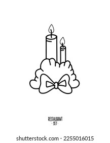 Contorno vectorial accesorios de restaurante clipart sobre fondo blanco. Soporte de velas, jarra de cócteles, cubiertos. Logo, patrón, blanco y negro.
