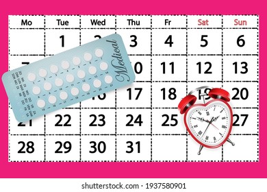 Píldoras anticonceptivas en un fondo de calendario con un reloj despertador en forma de corazón. Anticonceptivos orales para mujeres. Concepto de planificación del embarazo. Blister realista con píldoras anticonceptivas.