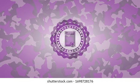 icono de contrato dentro de la textura de camuflaje rosa y púrpura