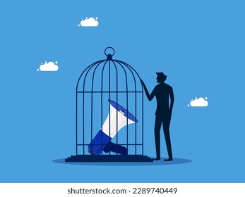Controlar las comunicaciones y la publicidad. hombre bloquea un megáfono en una jaula de aves