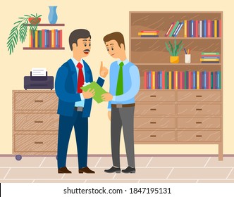 Konversation von Chef- und Büroangestellten, junge Männer, Geschäftsleute sprechen, über Arbeitsmomente diskutieren, Mann zeigt Fehler von Mitarbeitern in Bericht oder Dokument, zeigen Zwischenablage, kommunizieren Partner oder Kollegen