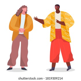 Conversación de dos personas elegantes, hombre negro africano con lentes de ojos hablando con mujer caucásica, charlas de colegas, oficinistas, reunión de amigos, personajes aislados de caricaturas, estilo plano