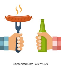 Kekse gebratene Würste auf Gabel und Flasche Bier in der Hand des Menschen. Einladungskarte auf Grill. BBQ Party Poster. Einzeln auf weißem Hintergrund. Flaches Vektorgrafik-Design. Grill-Picknick-Vorlage.