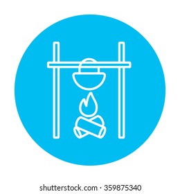 Cocina en caldero en el icono de la línea de fuego de la fogata.