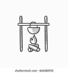 Cocina en caldero sobre el icono de boceto vectorial de fogones aislado en el fondo. Dibujo a mano Cocinando en caldero sobre el icono de la fogata. Cocina en caldera en el icono de boceto de fogata para infografía, sitio web o aplicación.