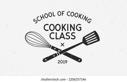 Logotipo vintage de clase Cocina con textura de grano. Plantilla del logotipo de la escuela de cocina. Cartel de diseño de época. Etiqueta, placa, afiche para estudio de comida, cursos de cocina, escuela culinaria. Ilustración del vector