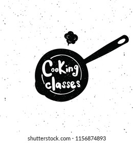 Clases de cocina. Cartel escrito a mano. Ilustración vectorial de la sartén.  Concepto de diseño para clases de cocina, cursos, estudio de comida, cafetería, restaurante.