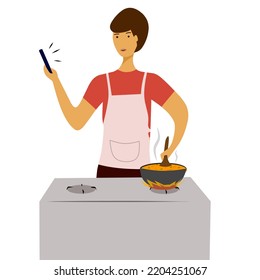 Ein Zuhause machte Essen, während er sein Telefon sah