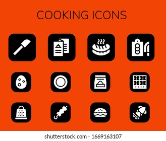 conjunto de iconos de cocina. 12 íconos de cocina rellenos. Incluye espátula, huevo, gráter, menú, plato, brochette, salchicha, comida, pastel, tabla de cortar, quemador, íconos de calamares