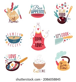 Etiquetas de cocina. Cintas de diseño culinario de cocina con texto de inscripción, vajilla y utensilios de cocina con letras, emblemas de comida de restaurante coloridos, dibujos vectoriales de estilo plano conjunto aislado