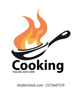 Kochen Logo mit Flammen in einer Bratpfanne. Kochen mit Feuer. Kronennahrung. Kochen-Logo und -Symbol