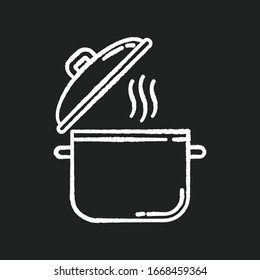 Icono blanco de tiza de cocina sobre fondo negro. Receta de casserole. Saucepan con vapor. Artículos de cocina. Sopa hirviendo. Cocina culinaria. Ilustración aislada de cartón vectorial