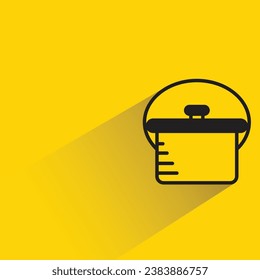 olla de cocina h sombra sobre fondo amarillo