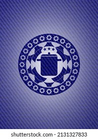 icono de la olla de cocina dentro de la placa con textura de denim. 