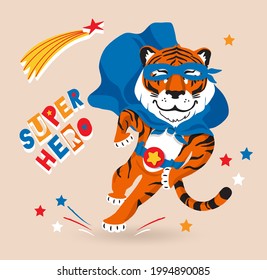 Cool Cartoon Tiger Superhelden Vektor für Poster, T-Shirt, Druck für Kinder. Hübscher, mutiger Held, der in süßem Superheldenkostüm blauen Mantel in großen Buchstaben SUPERHERO läuft. Maskottchen 2022