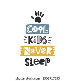 Los chicos geniales nunca duermen con letras coloreadas. Tipografía estilizada por vector de bebé con huella manual. Impresión secundaria. Afiche de frase dibujada a mano, pancarta, elemento de diseño de pegatinas para viveros