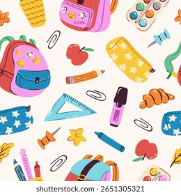 Padrão colorido perfeito e legal de materiais escolares desenhados à mão. Desenho no estilo de giz de cera de crianças. Mochila engraçada, maçã, lápis, tintas, estrelas, papelaria. Ilustração de doodle na moda do vetor para o tecido.