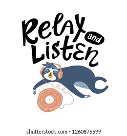 El lazo suave duerme y escucha música relajante. Diseño vectorial para tarjetas, carteles o impresión para pantalones en t. Animales lindos dibujados a mano aislados en el fondo blanco con letras - 'Relájate y escucha'