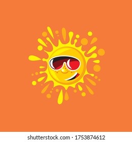 Verano frío, sol con gafas de sol.