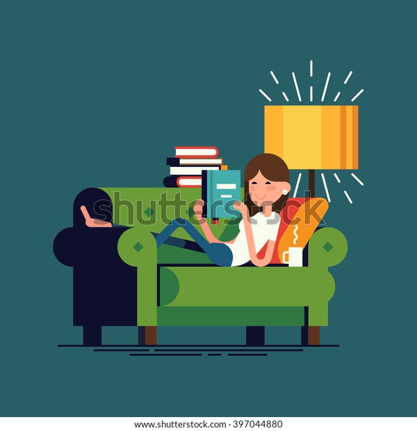 ソファに寝転がった女性の読書本のクールなベクターイラスト おとなの若い女の子が休んでいて 本がよい 家でソファで良い本を楽しむ女の子 のベクター画像素材 ロイヤリティフリー