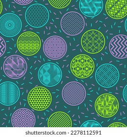 El papel de envoltura frío muestra un adorno interminable geométrico. Formas circulares con abstracciones geométricas en el interior. Motivos árabes en burbujas. Fondo de textura especulado. Diseño de empaque de té.