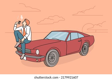 Joven genial sentado en un auto retro fumando. El tipo se relaja cerca del automóvil vintage con el cigarrillo. Ilustración vectorial. 