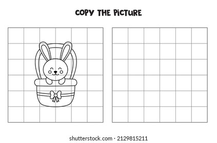Copia la foto del conejito blanco y negro de Pascua. Juego educativo para los niños. Práctica de escritura a mano.
