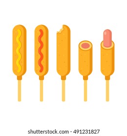 Conjunto de ilustraciones de perros de maíz. Corndogs con ketchup y mostaza, faltando mordedura y media. Vector de caricatura plano.