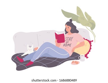 Mujer tirada en el sofá con gato y leyendo un libro.Quédate en casa.