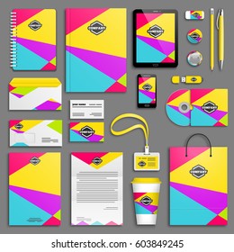 Conjunto de plantillas triángulos de colores del resorte de identidad corporativa. Papel de negocios en broma con logo. Diseño de marca. Fondo geométrico colorido.