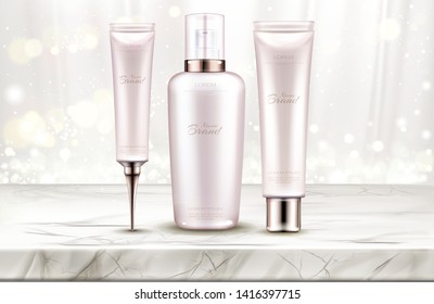 Botellas de cosmética, línea de productos de belleza sobre mesa de mármol con telas blancas de seda. Diseño de embalajes de tubos cosméticos de crema, suero y pulverización. Ilustración vectorial 3d realista