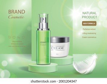Bouteille de vaporisateur de produit cosmétique et crème sur fond vert argenté. Publicités hydratantes cosmétiques sur scène avec plume.