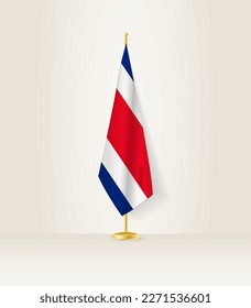 Costa Rica Flagge auf einem Flaggenstand. Vektorgrafik.