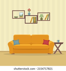 El acogedor diseño interior de la sala de estar con muebles y elementos de decoración casera. Sofá, repisa con libros, almohada, lámpara, cuadros, mesa, jarrón con flores. Ilustración vectorial de estilo plano