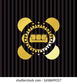 icono del sofá dentro de una insignia dorada brillante