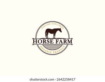 O design do logotipo do rancho de fazenda de cavalos do campo ocidental do campo. Projeto de logotipo da fazenda de cavalos vintage