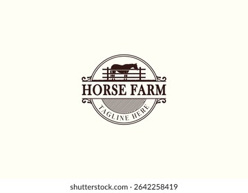 O design do logotipo do rancho de fazenda de cavalos do campo ocidental do campo. Projeto de logotipo da fazenda de cavalos vintage
