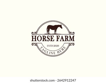 O design do logotipo do rancho de fazenda de cavalos do campo ocidental do campo. Projeto de logotipo da fazenda de cavalos vintage