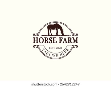 O design do logotipo do rancho de fazenda de cavalos do campo ocidental do campo. Projeto de logotipo da fazenda de cavalos vintage