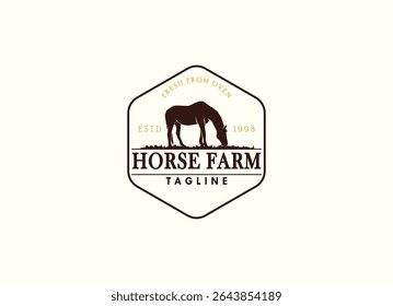 O design do logotipo do rancho de fazenda de cavalos do campo ocidental do campo. Projeto de logotipo da fazenda de cavalos vintage