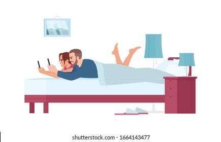 Pareja en la cama con la imagen portadora de color RGB semiplana vista lateral de los smartphones. Buenos días con teléfonos celulares. Joven familia adicta a los aparatos que yacen bajo una manta, aislado personaje de caricatura sobre blanco
