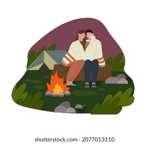 Concepto de camping de parejas. Hombre y mujer sonriente sentados en fuego cálido cubierto de manta. Senderismo en el bosque. Los personajes jóvenes viajan en la naturaleza. Vida silvestre. Dibujo gráfico colorido de vector plano